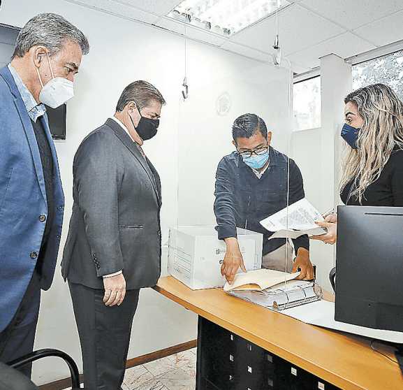 Hernán Villarreal y José Manuel Valdez entregaron las querellas. Especial