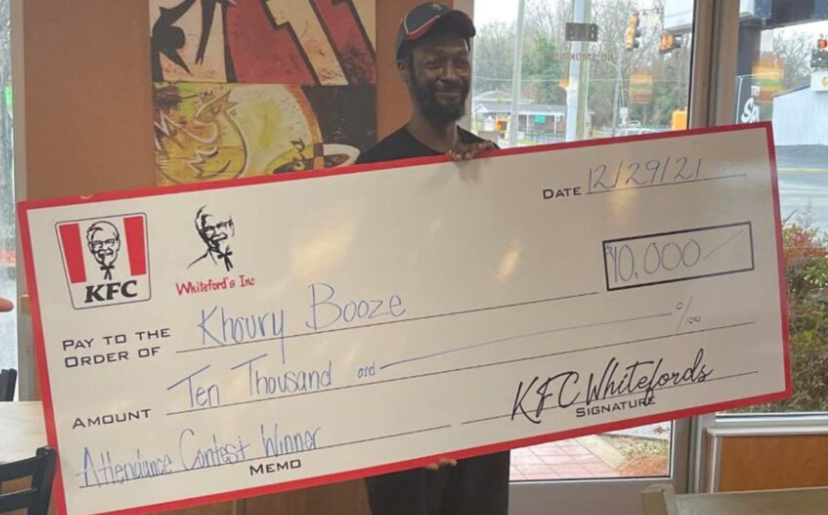 Dan 200 mil pesos de empleado de KFC por llegar temprano a su trabajo. |Especial
