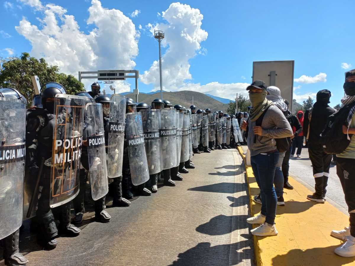 Normalistas y Guardia Nacional se enfrentan en Guerrero