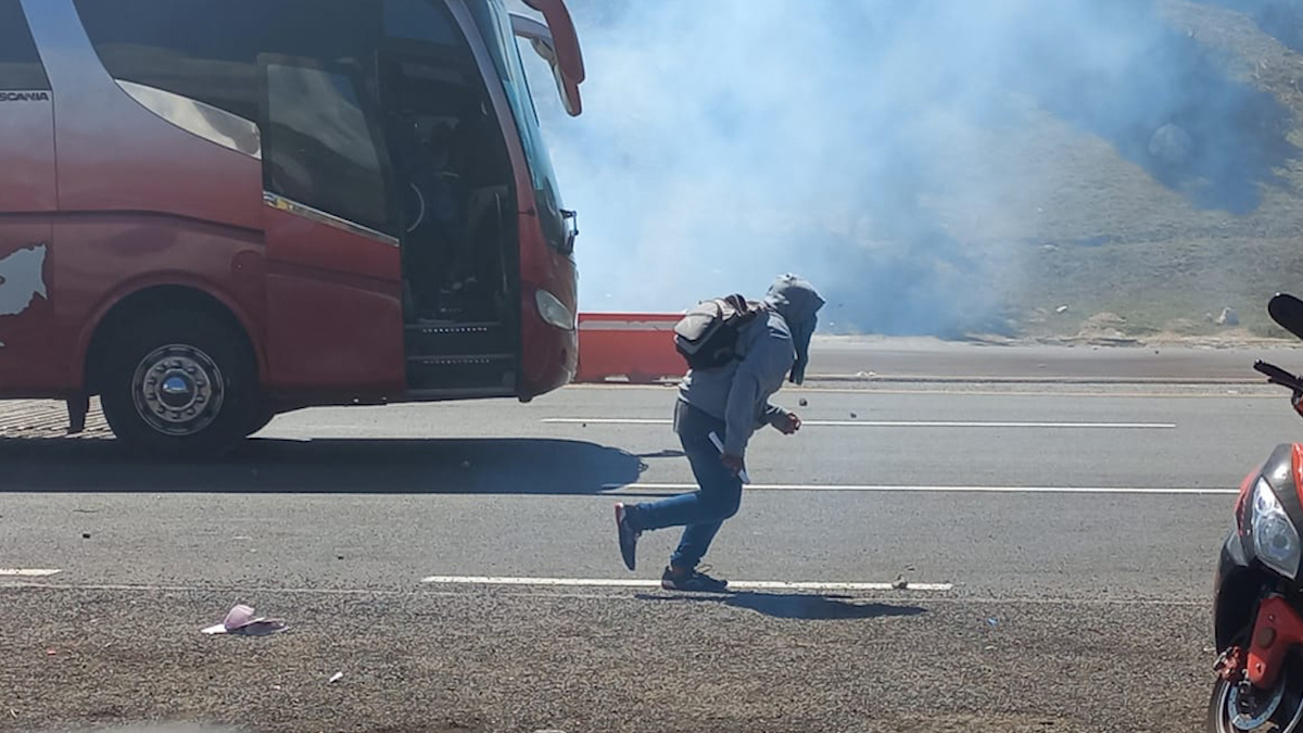 Normalistas y Guardia Nacional se enfrentan en Guerrero