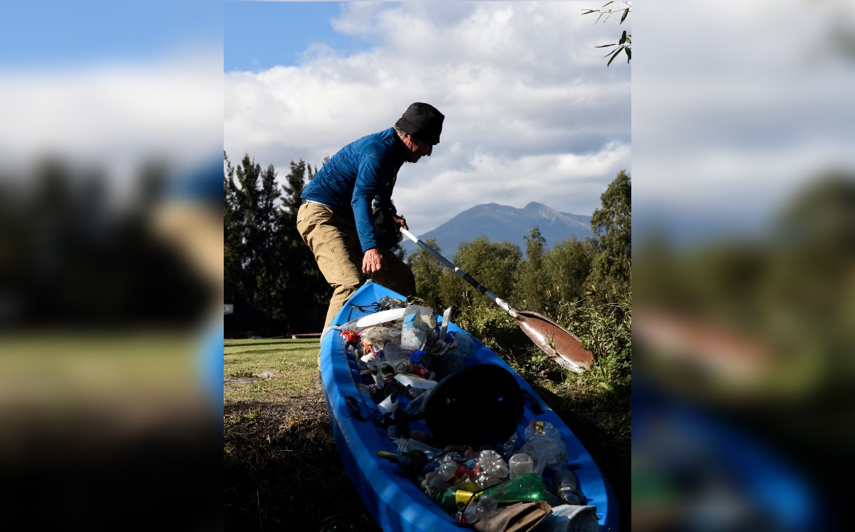 Omar Menchaca con sus kayak lleno de basura. | AFP
