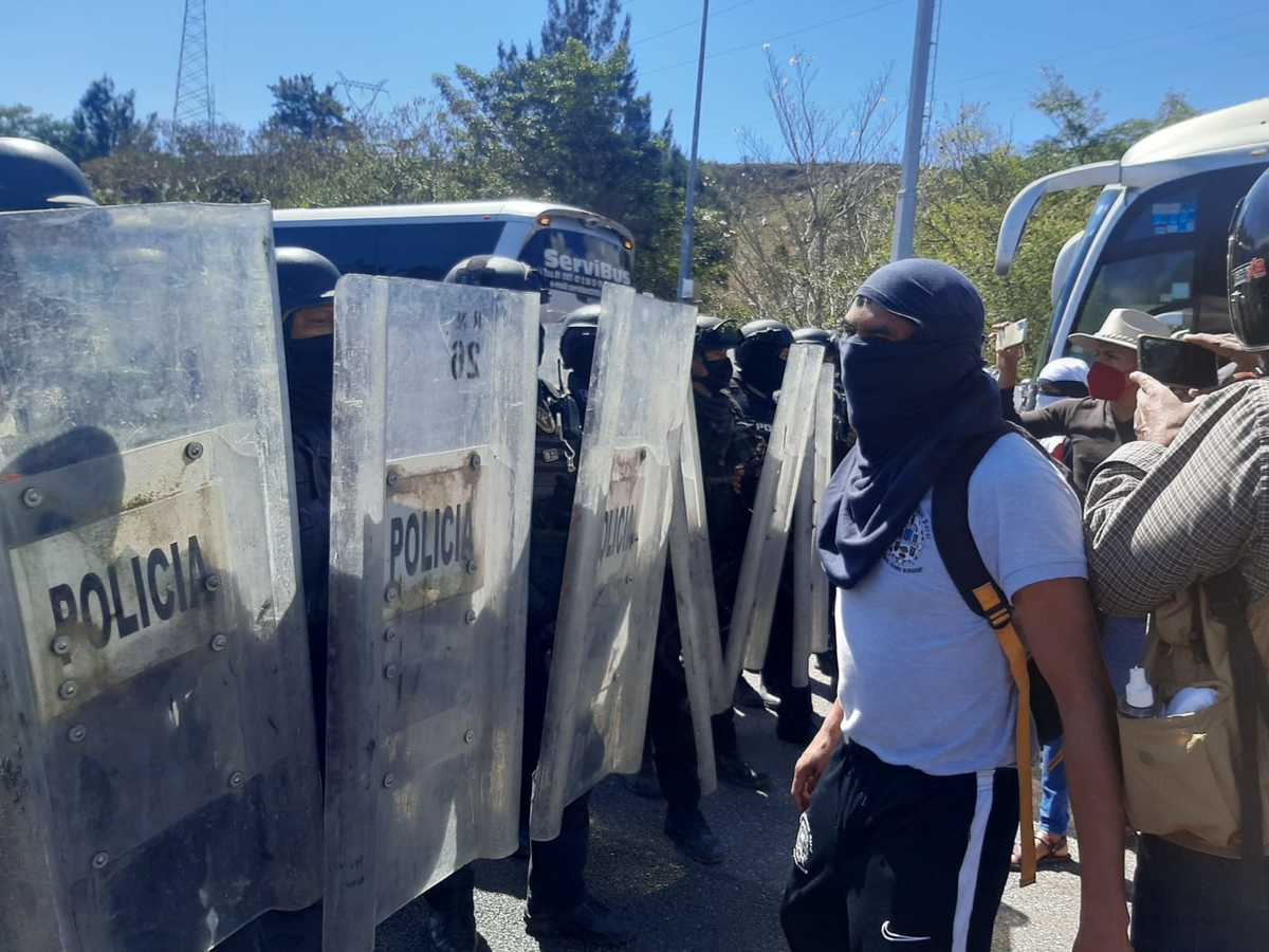 Al menos 20 normalistas resultaron heridos. (Rogelio Agustín)