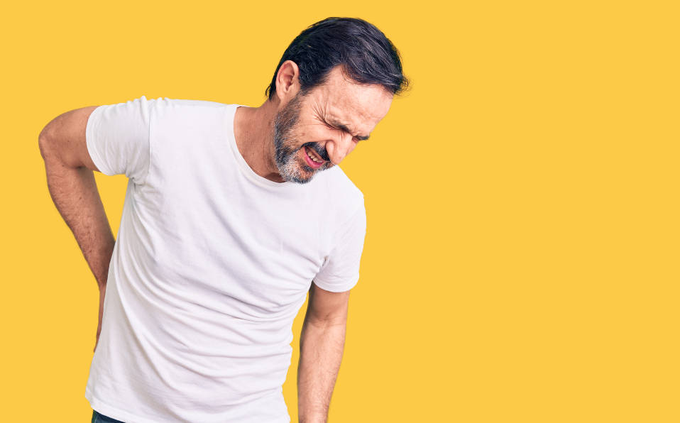 Así puedes corregir tu espalda encorvada (Shutterstock)