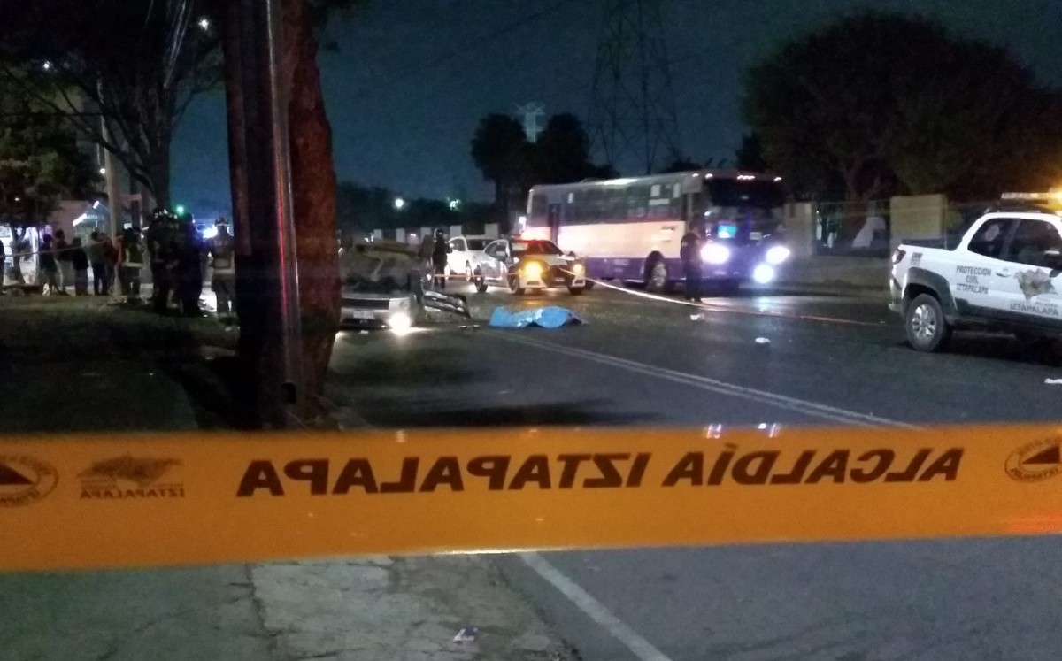 Un auto se volcó sobre el eje 6 su en la alcaldía Iztapalapa. | Alejandro González