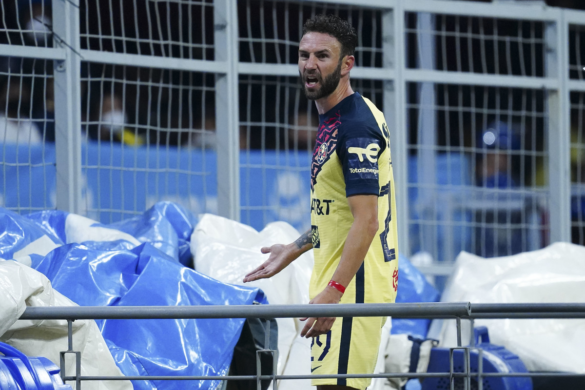 El berrinche de Miguel Layún tras salir expulsado en la derrota del América (Imago7)
