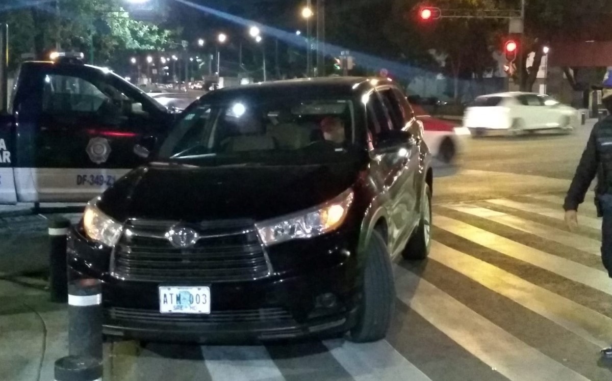 La camioneta chocó con un auto en el cruce de Eje Central y Ricardo Flores Magón. | Alejandro González