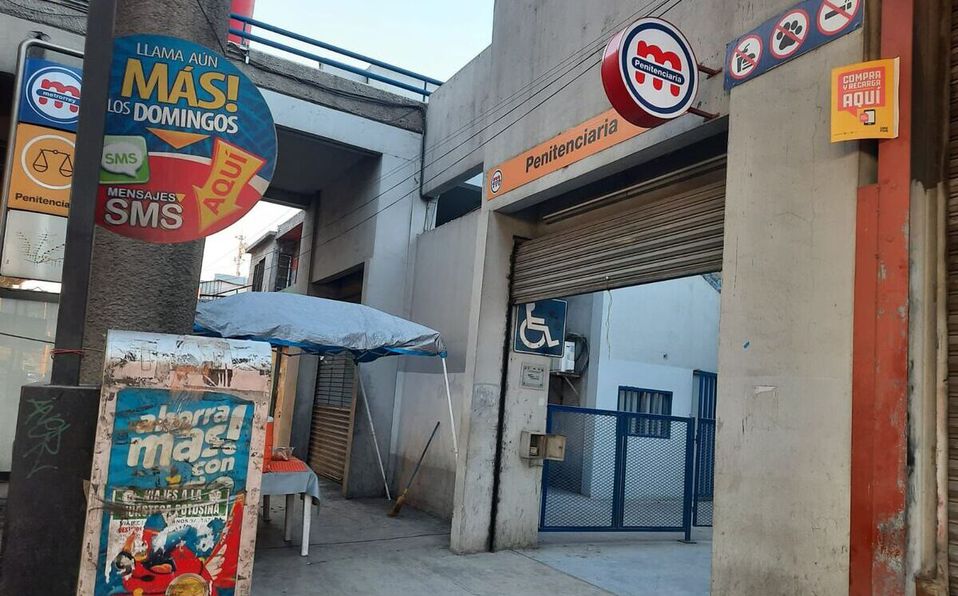Estación Penitenciaría es desalojada tras falla en el Metro. Foto: Mayte Villasana.