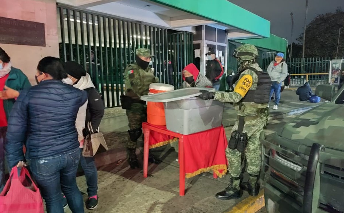 Militares entregan pan y chocolate fuera de hospitales en Tamaulipas