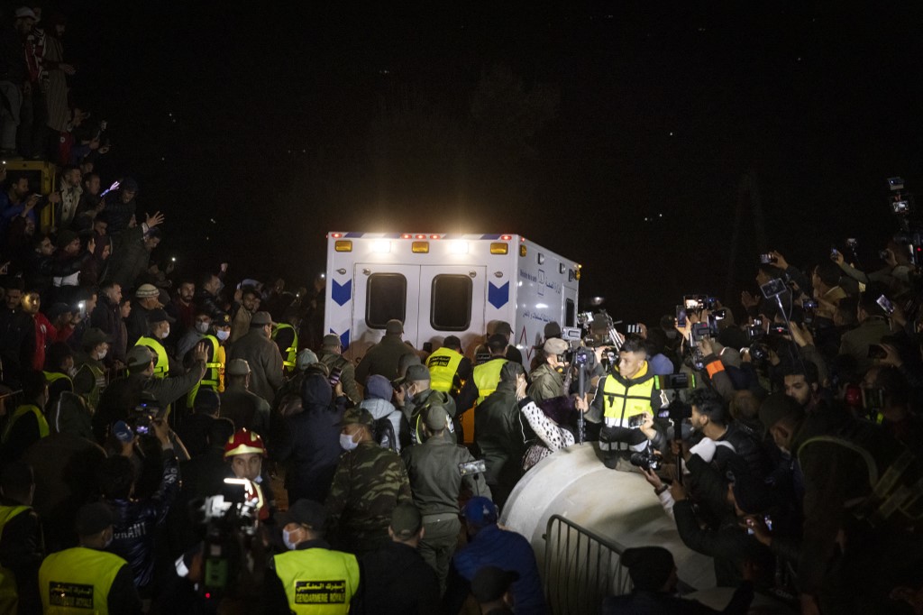 Traslado del cuerpo de Rayan tras rescate sin vida en Marruecos. (AFP)
