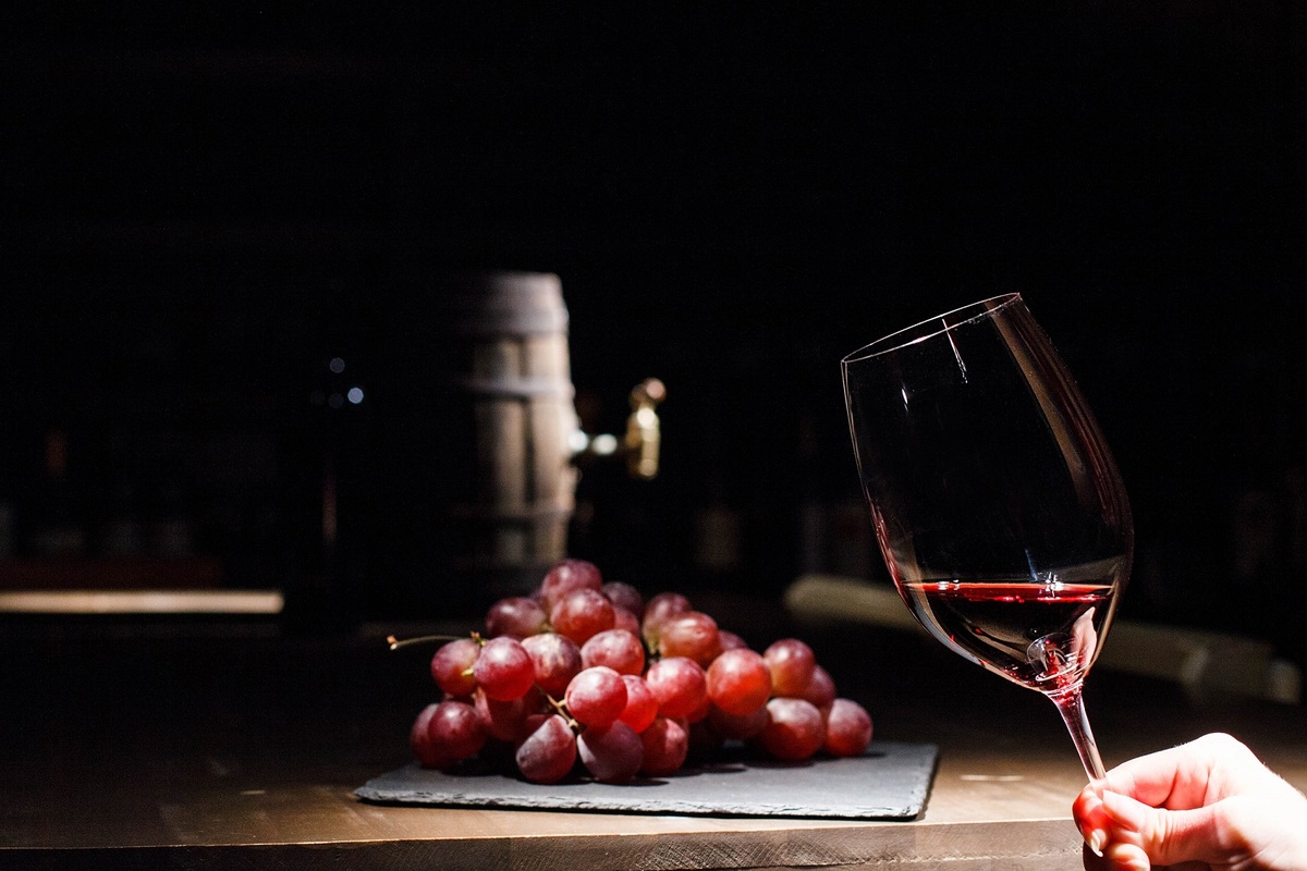 Uno o dos vasos de vino a la semana son suficientes, de acuerdo con el estudio chino. (Freepik)