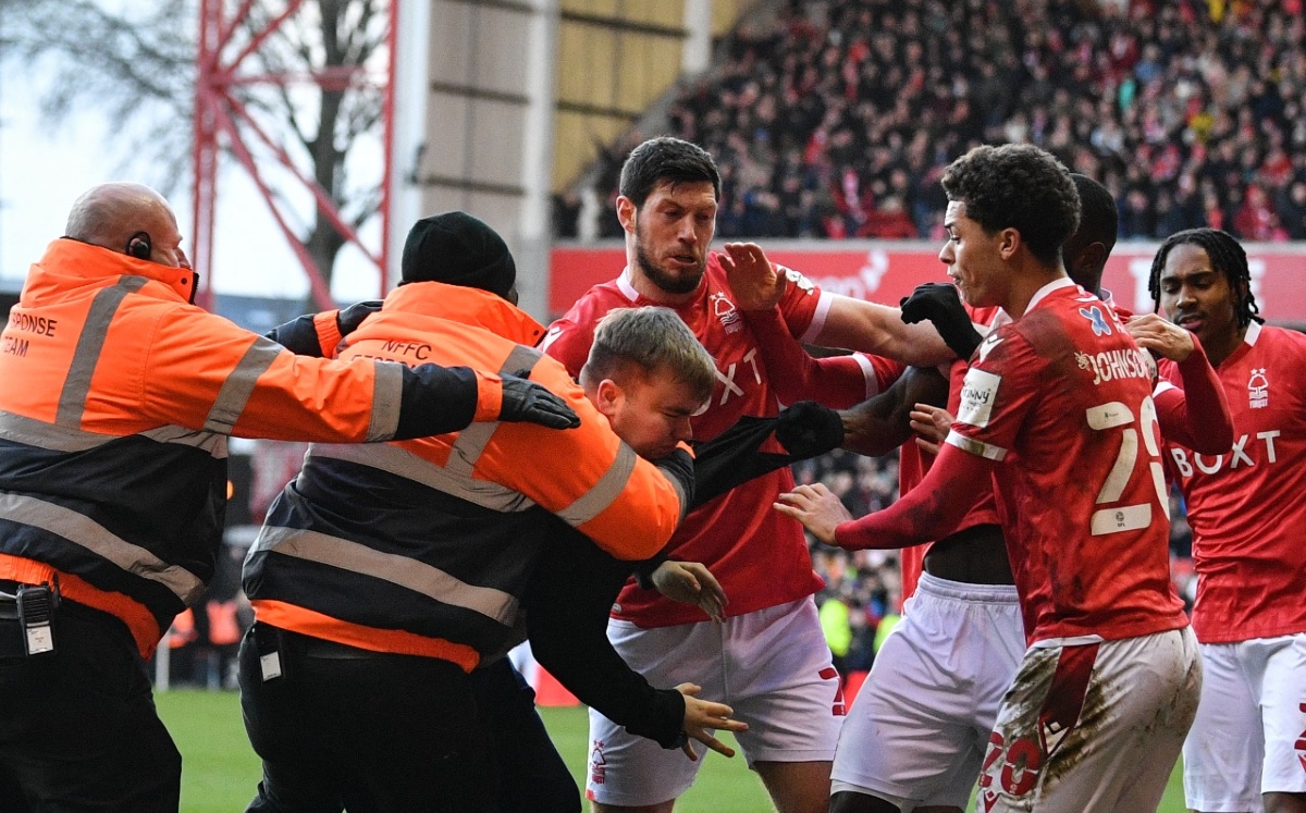 Aficionado del Leicester City se mete a la cancha y golpea jugadores del Nottingham Forest (AFP)