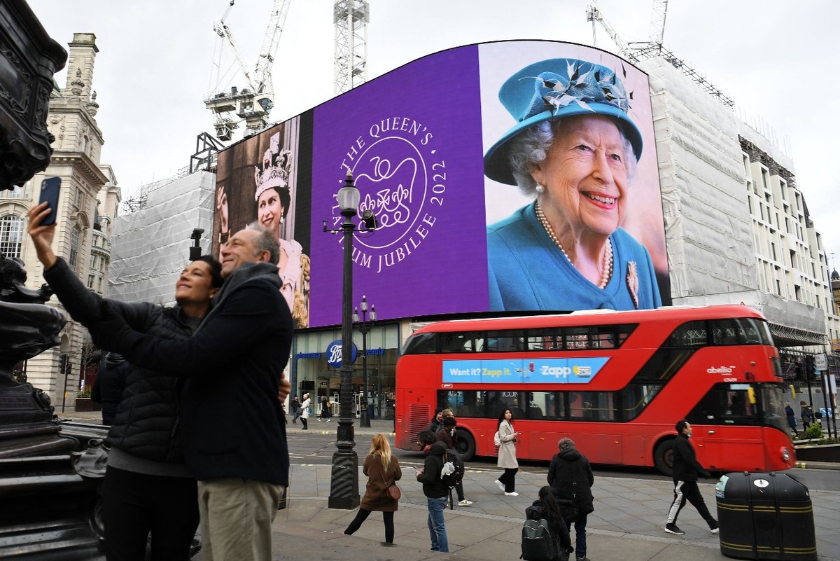 Británicos rinden homenaje a su reina | AFP