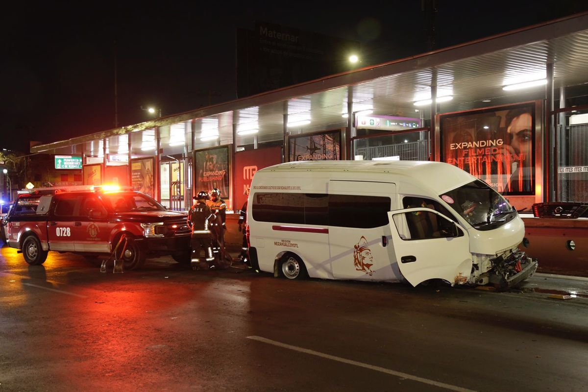 Combi de pasajeros choca contra estación del Metrobús | Enrique Luna