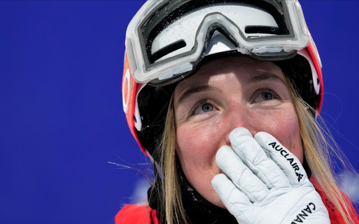 La impresionante caída de Justine Dufour en el moguls de Beijing 2022 (AP)
