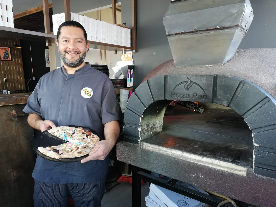 Omar y su equipo de trabajo buscan ofrecer calidad en sus alimentos (Elizabeth Hernández)