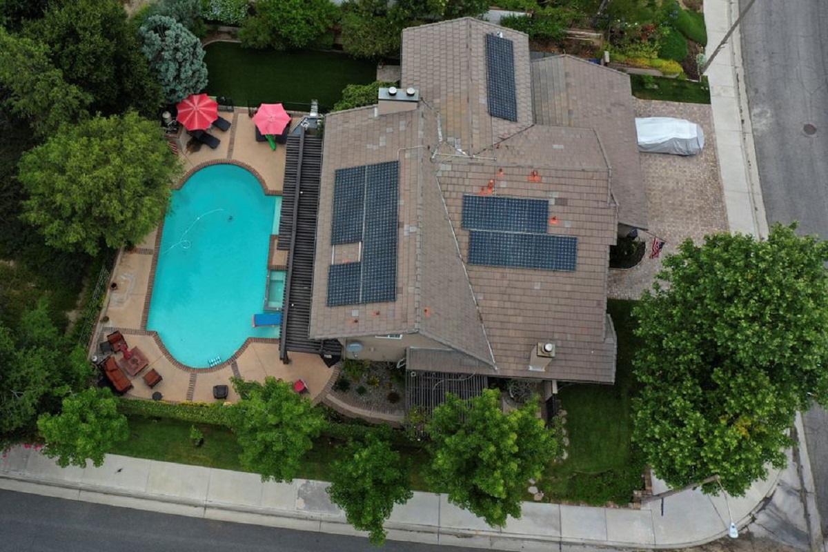 Paneles solares en tejados de Santa Clarita, cerca de Los Ángeles. | REUTERS