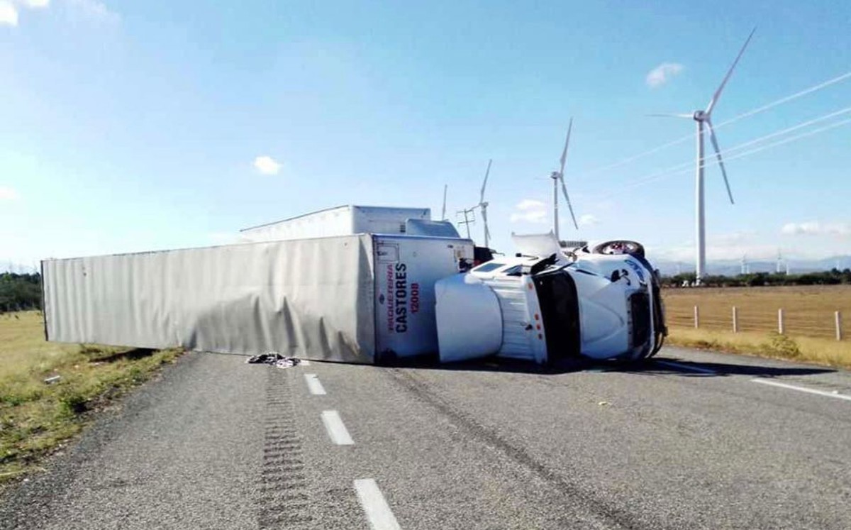 Un tráiler volcó en la súper carretera de la autopista Salina Cruz–La Ventosa, a la altura de la desviación a Lachiguiri. | Óscar Rodríguez