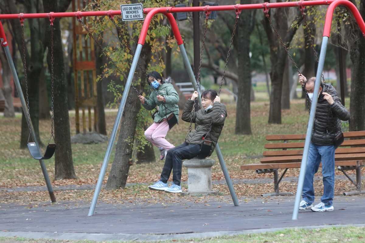 Adultos aprovecharon que los juegos estaban vacíos. Foto: Leonel Rocha