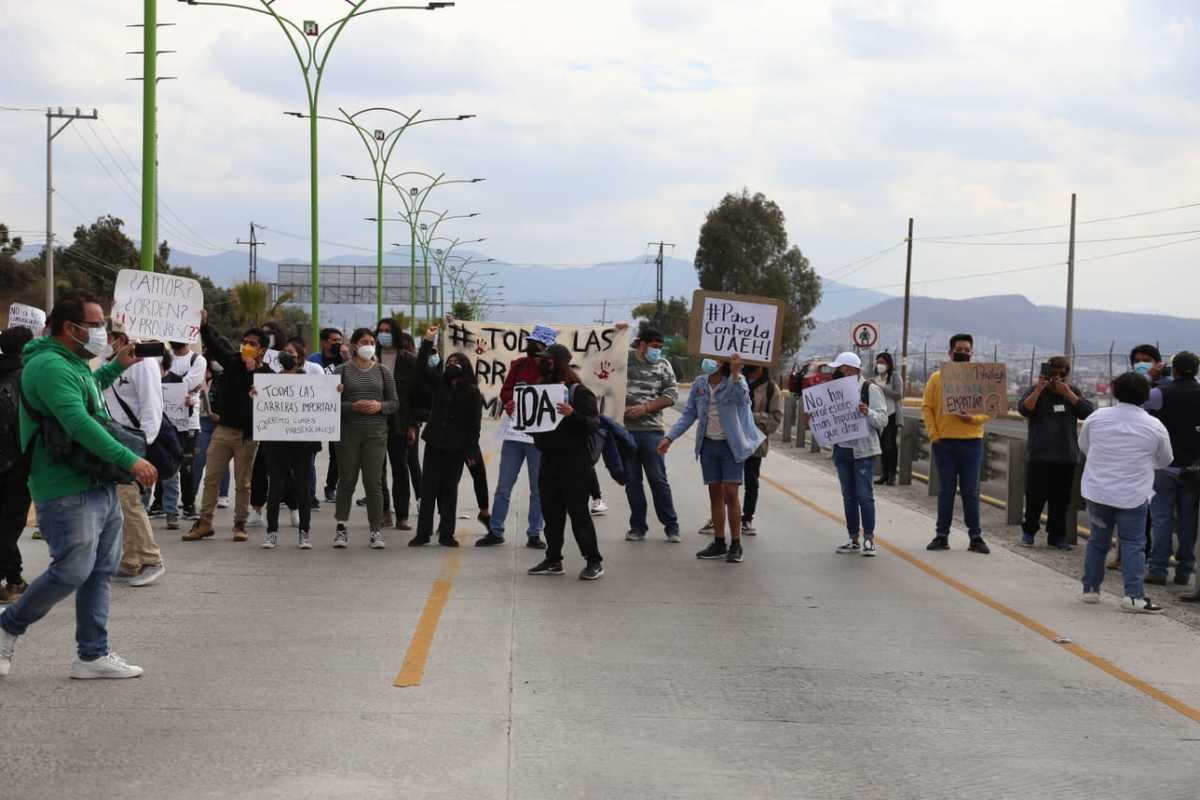 Alumnos de la UAEH protestan para exigir regresar a clases presenciales (Jorge Sánchez)