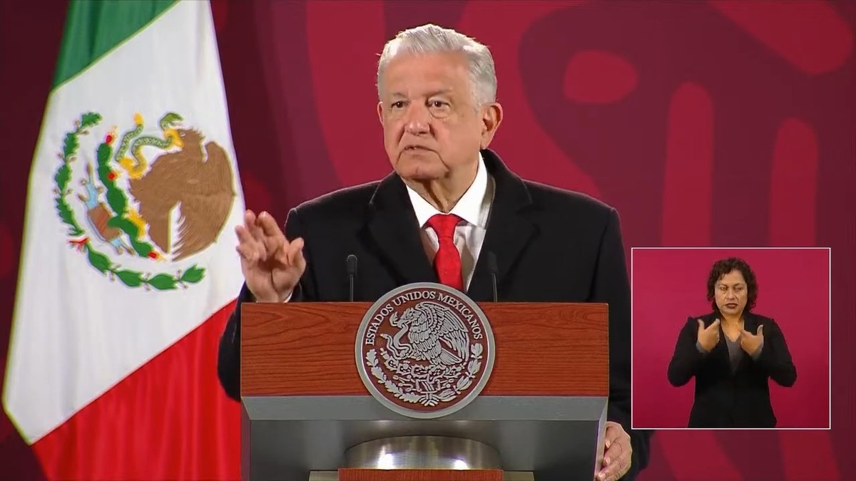 AMLO ofrece revisar salarios del servicio exterior mexicano
