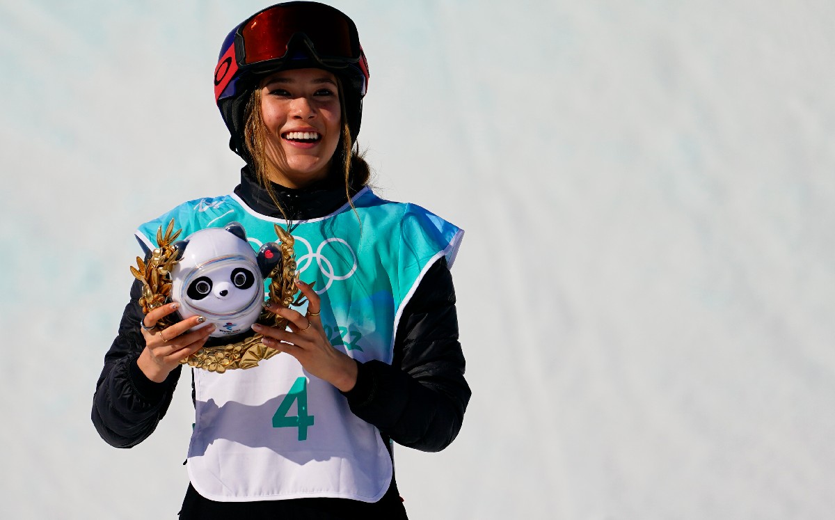 La china Eileen Gu gana el primer oro en esquí acrobático en Beijing 2022 (AP)