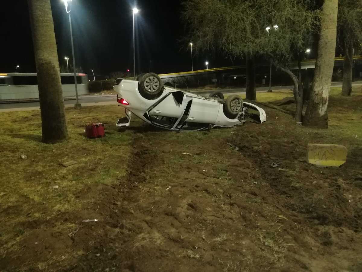 La conductora se volcó mientras circulaba sobre el Periférico de Torreón. (Notivox Digital)