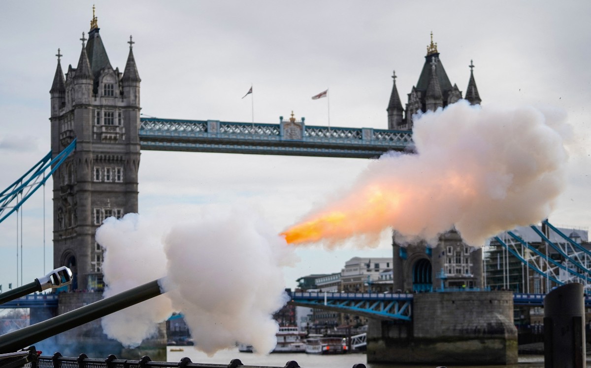 En la célebre Torre de Londres, se dispararon 62 salvas.