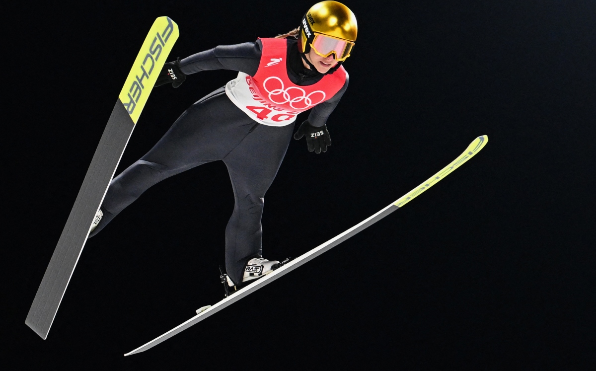 Katharina Althaus, descalificada en salto de esquí mixto en Beijing 2022 (AFP)