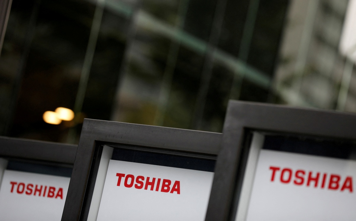 Logotipos de Toshiba en reunión general anual de Toshiba Corp con sus accionistas en Tokio, Japón, en junio de 2021. Foto: (Reuters)
