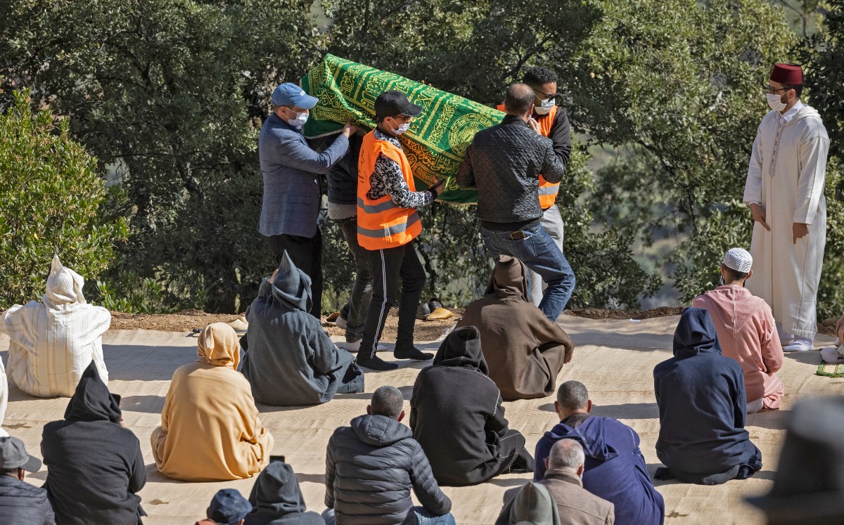Entre oraciones se llevo a cabo en entierro del pequeño Rayan. (AFP)