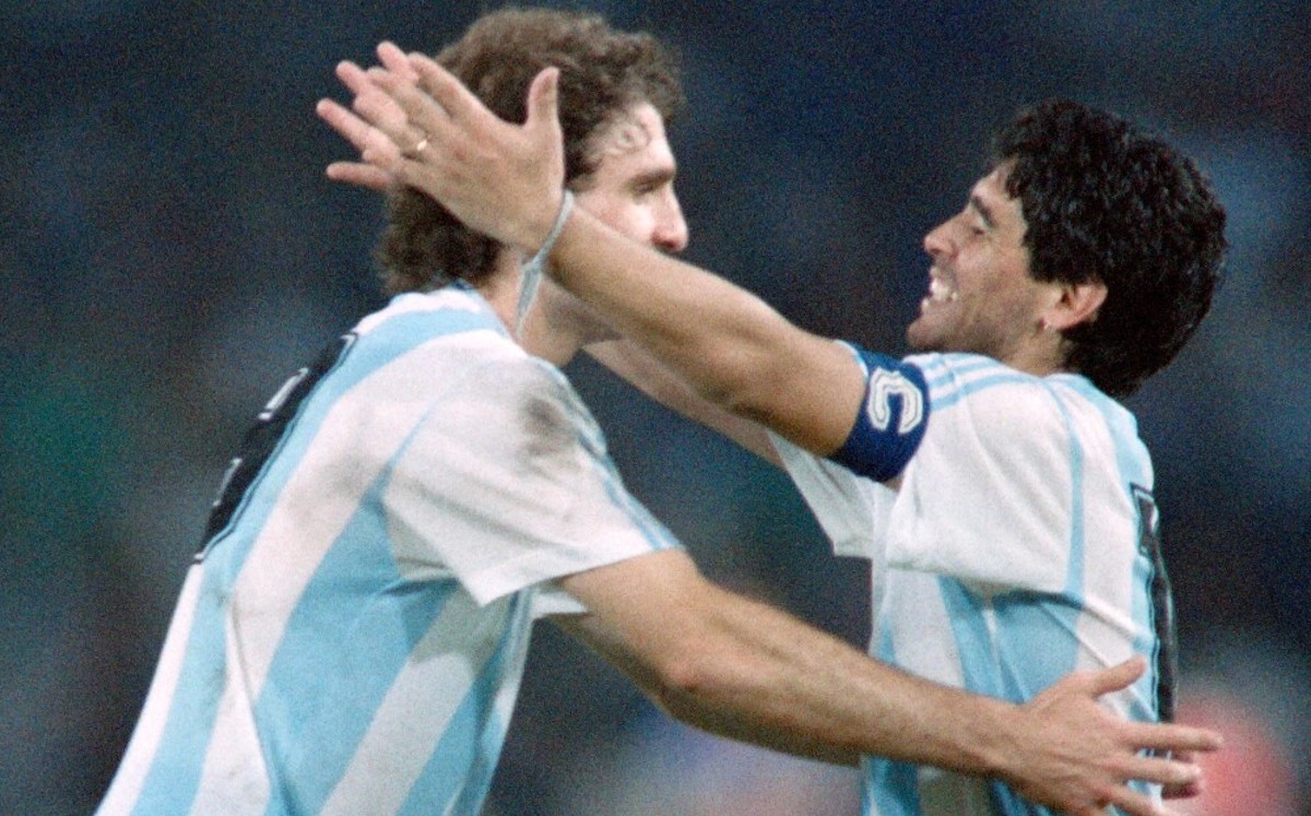 Óscar Ruggeri reveló cómo intentó sacar a Diego Maradona de las drogas (AFP)