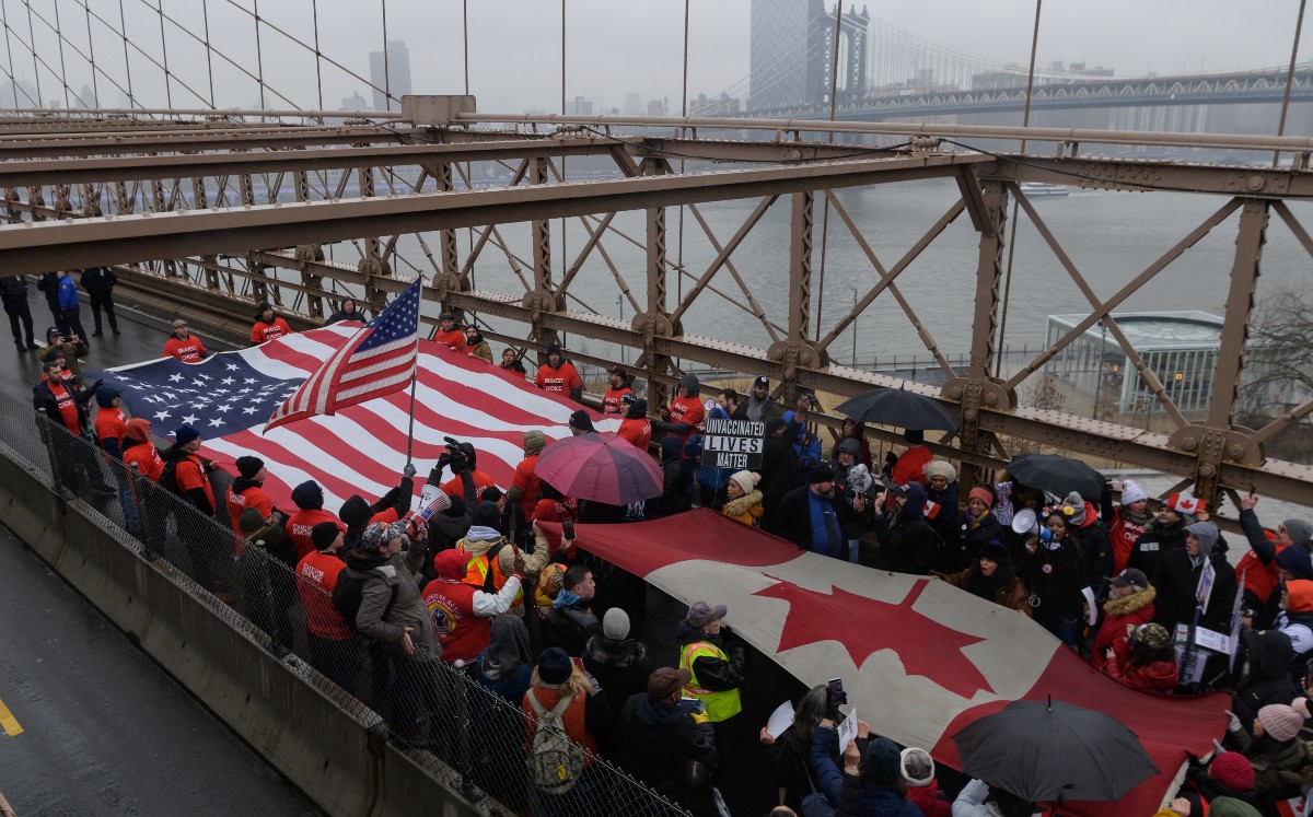 Otros participantes portaban banderas de Canadá, en solidaridad con un movimiento de aquel país. | AFP