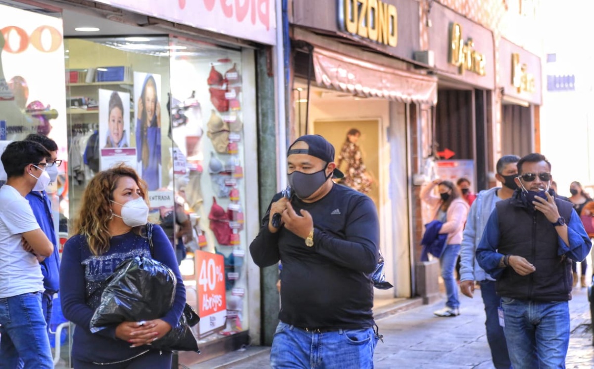 Personas recorren calles del Centro Histórico de Puebla | Andrés Lobato