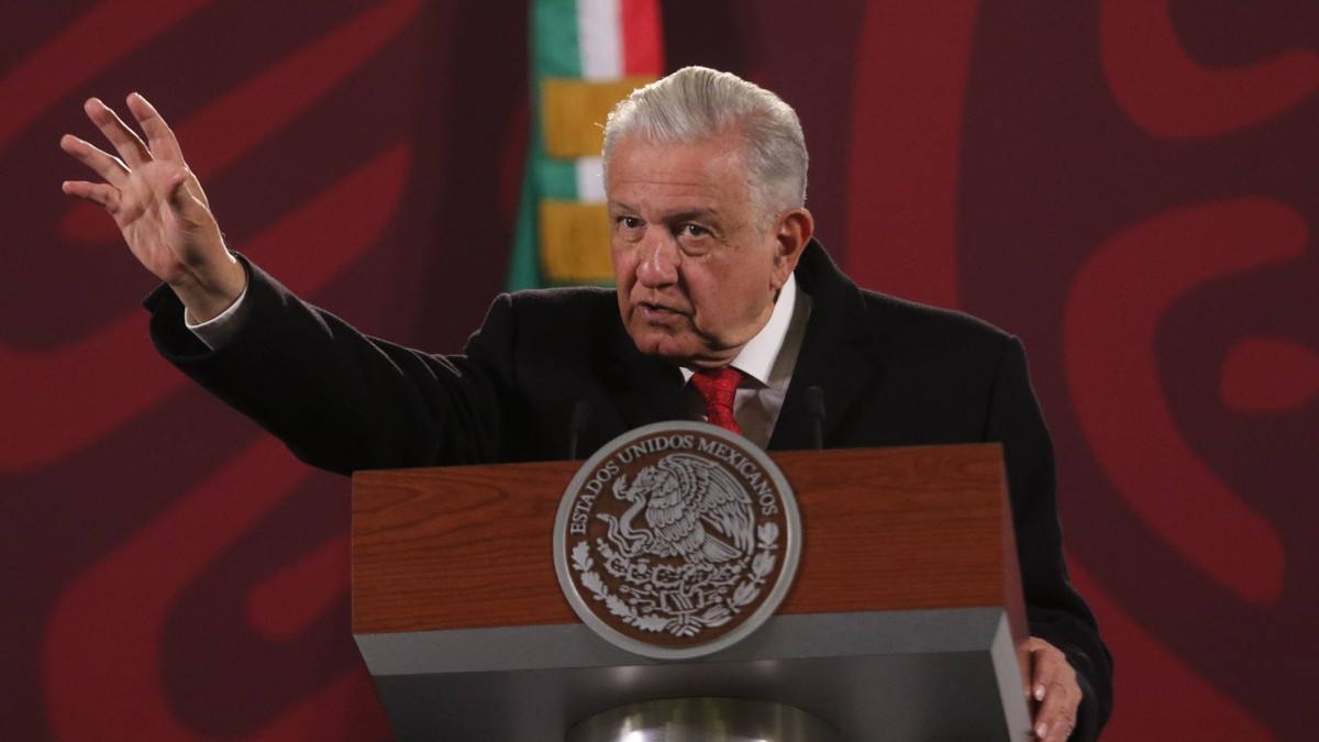 El Presidente aprovechó para invitar a los normalistas a aprovechar las becas si es que les falta dinero. (Cuartoscuro)