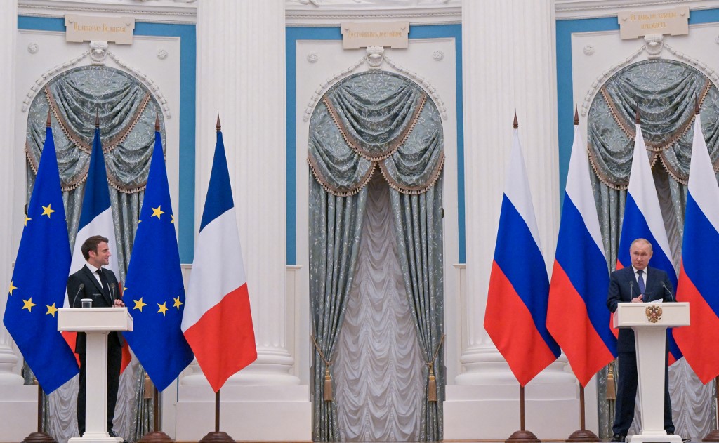 El presidente de Francia, Emmanuel Macron, junto a su homólogo ruso, Vladimir Putin. (AFP)
