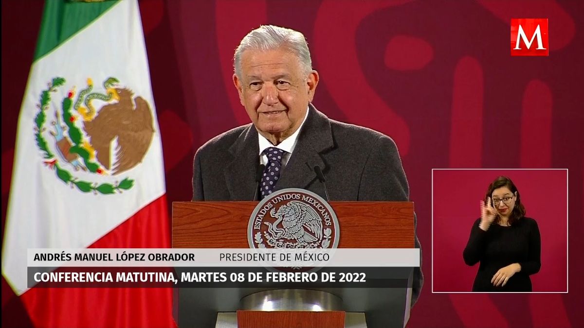 AMLO proyecta videos 'chuscos' de líderes del PRI y FRENAAA