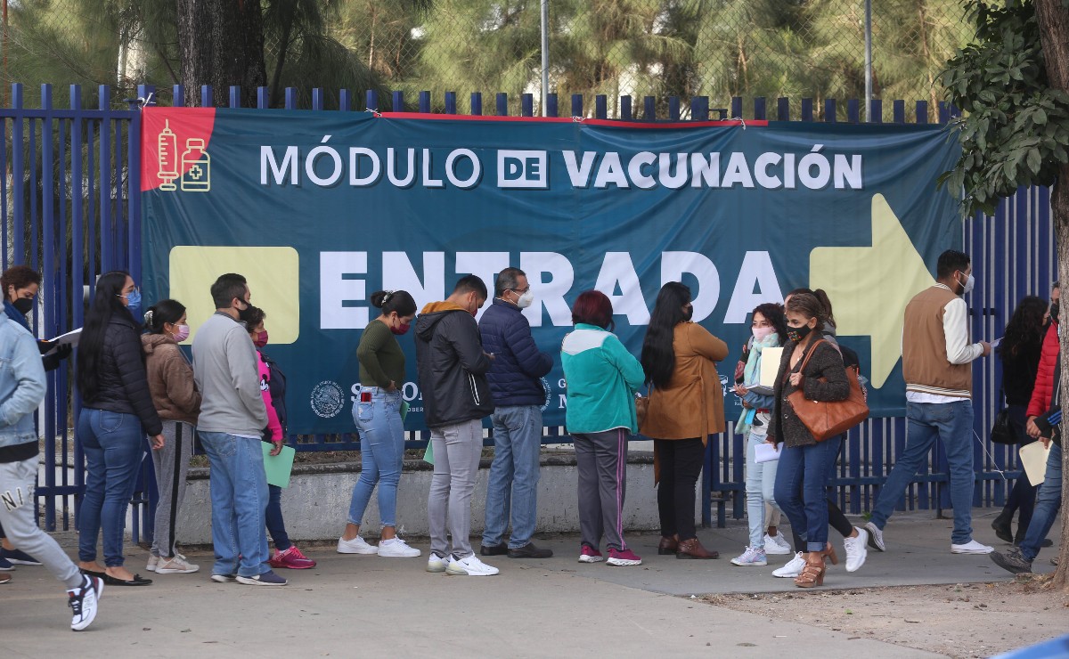 Aplican refuerzo de vacuna contra covid-19 a maestros en Jalisco (Fernando Carranza)