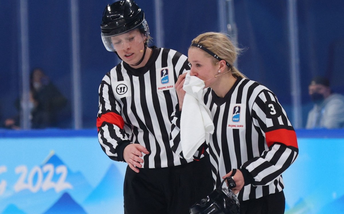 Árbitra recibe fuerte golpe en un partido de hockey sobre hielo en Beijing 2022 (Reuters)
