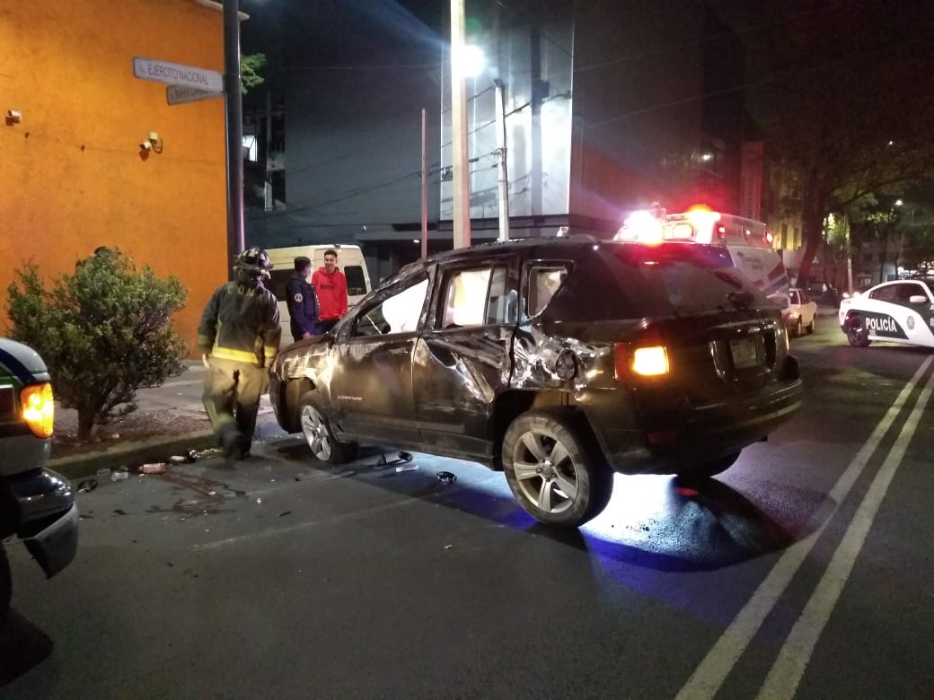 El conductor de la camioneta es custodiado por policias (Alejandro González)
