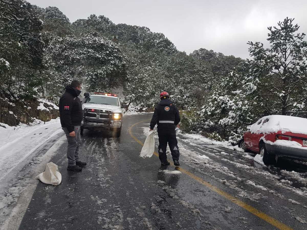 Liberación de carreteras tras nevadas en Nuevo León. Foto: Especial.
