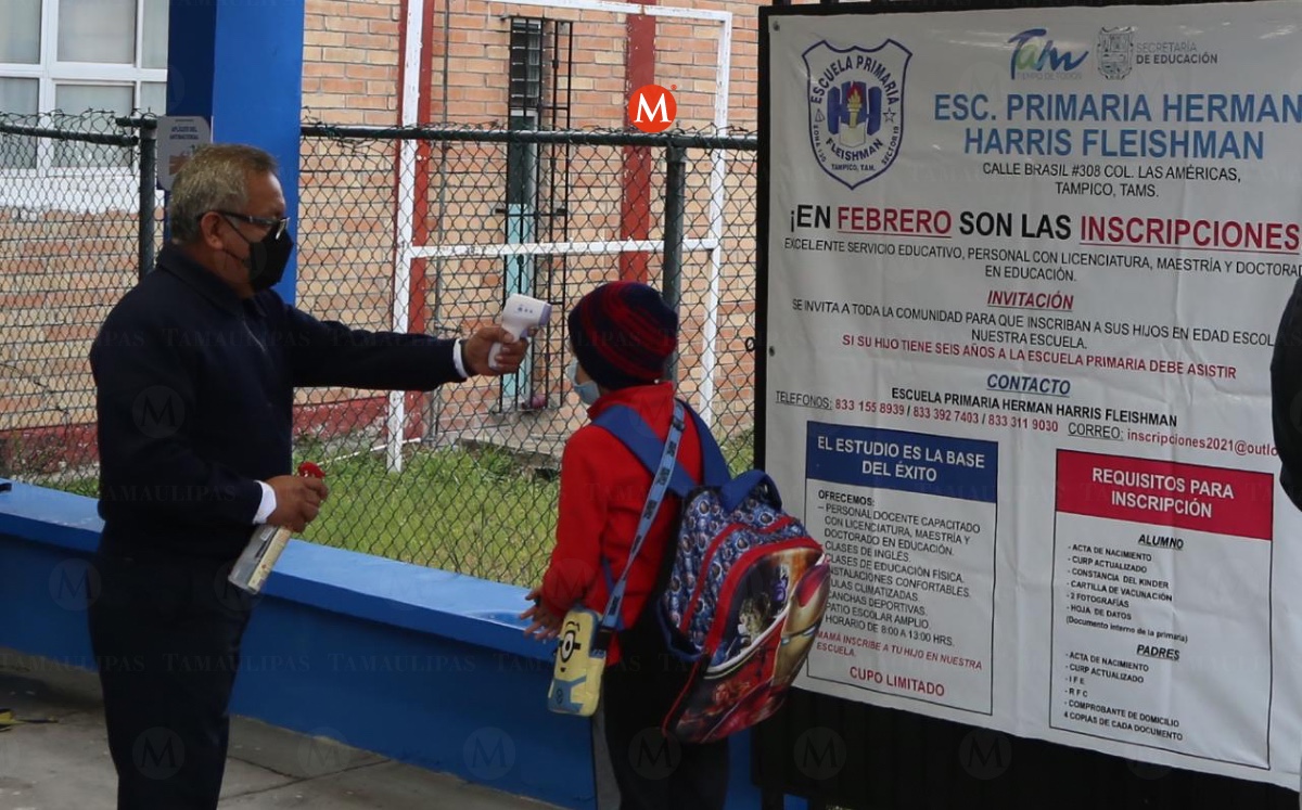 Regreso a clases presenciales en Tampico, toma de temperatura. (Yazmín Sánchez)