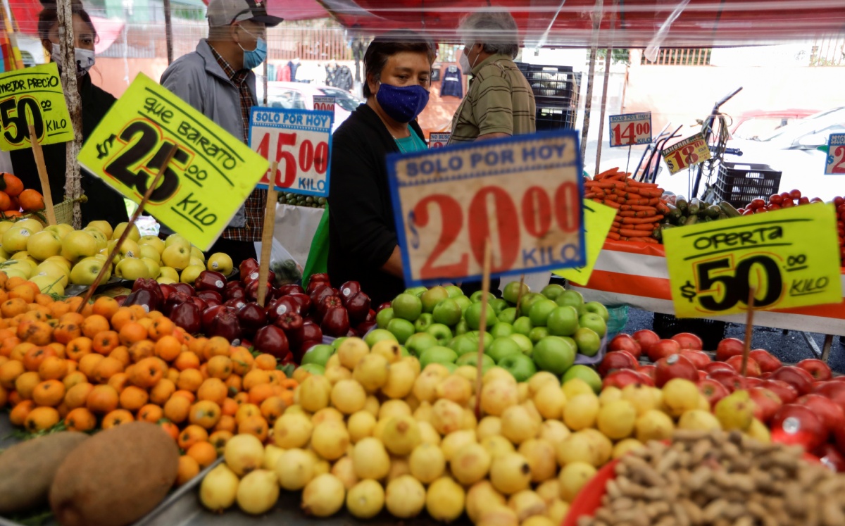 El aumento del INPC se vio impulsado en el mes por precios en productos agropecuarios como limón y pollo. Foto: (Reuters)