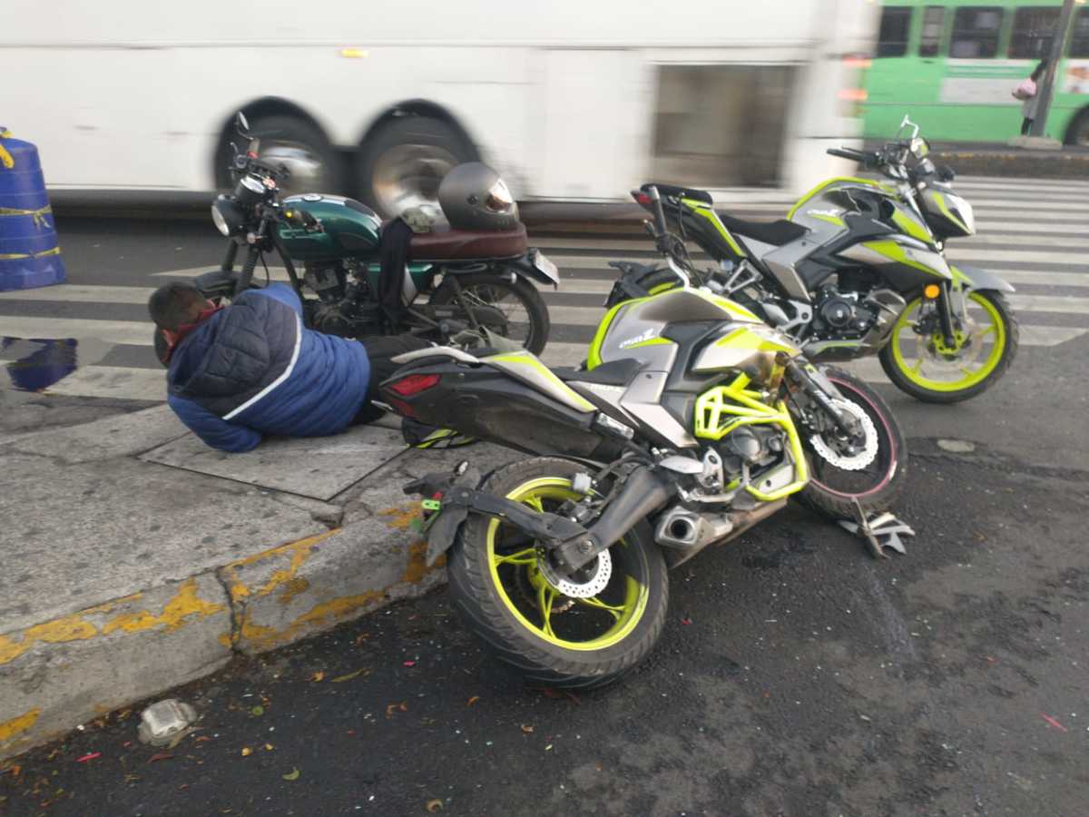 Circulaban por la calle Relaciones Exteriores, entre el cruce con Calzada Ignacio Zaragoza  (Carlos Tejeda)