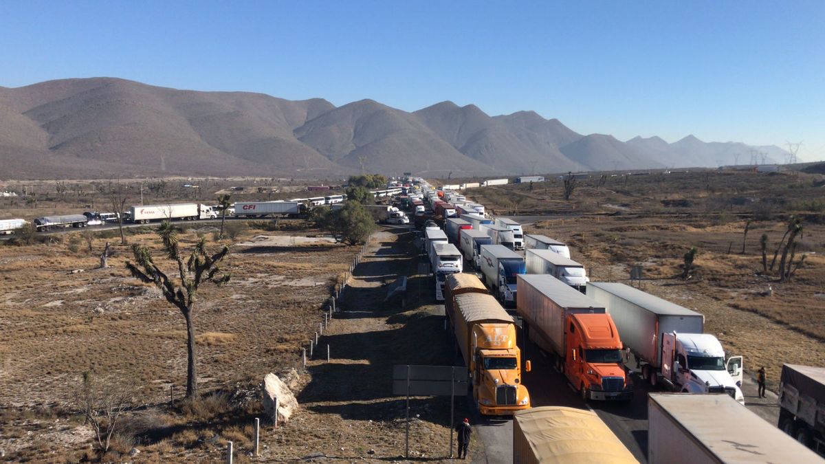 Los conductores que venían de Monterrey a Saltillo quedaron varados durante la madrugada de este miércoles. | Especial