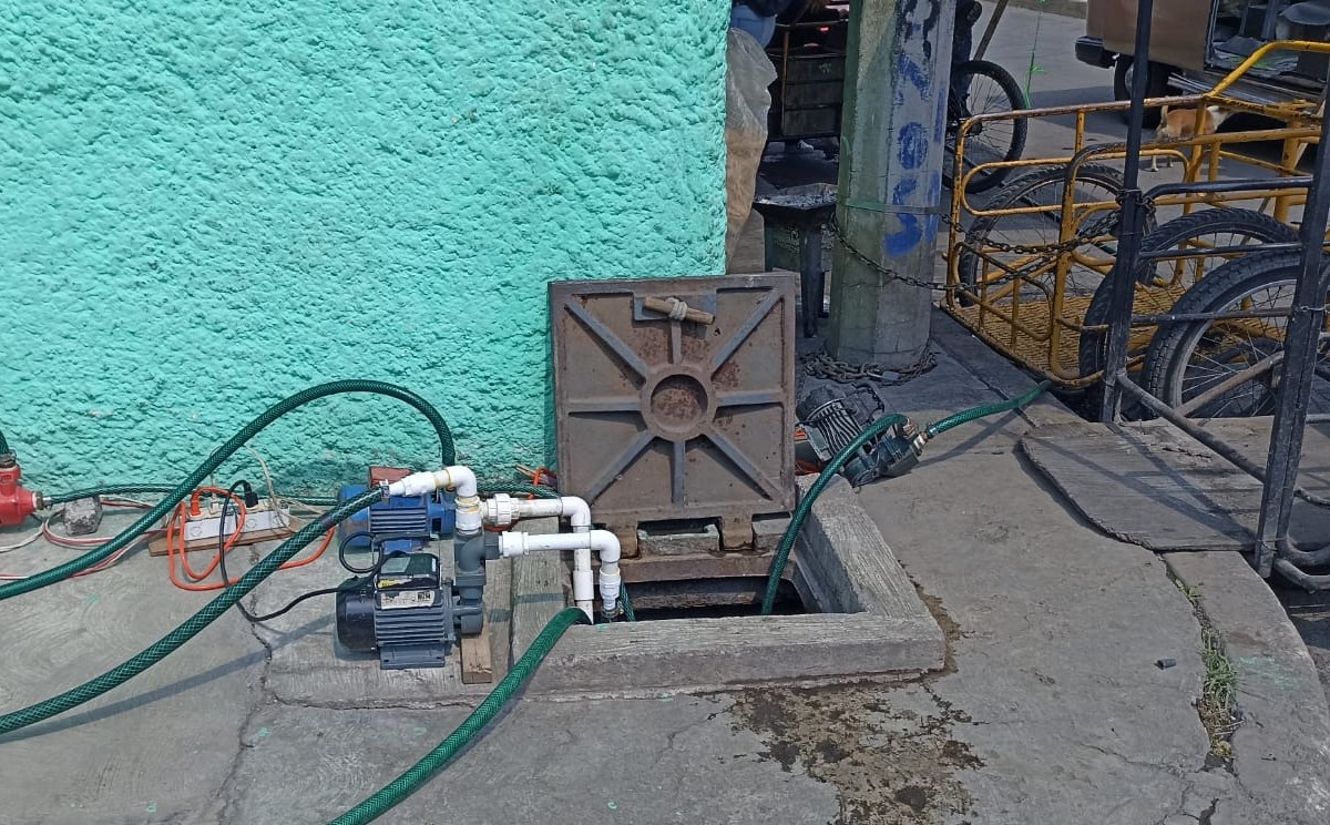 Hay conexiones ilegales a plena luz del día. (Enrique Luna)