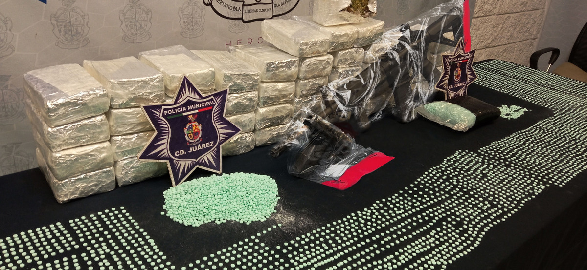 La droga fue asegurada por policías municipales. (Blanca Carmona)