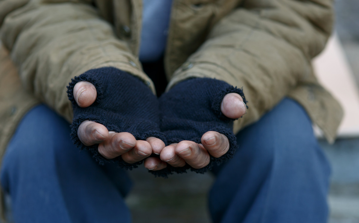 Hombre sin hogar se gana la lotería gracias a un boleto que le regalaron en la calle. |Especial