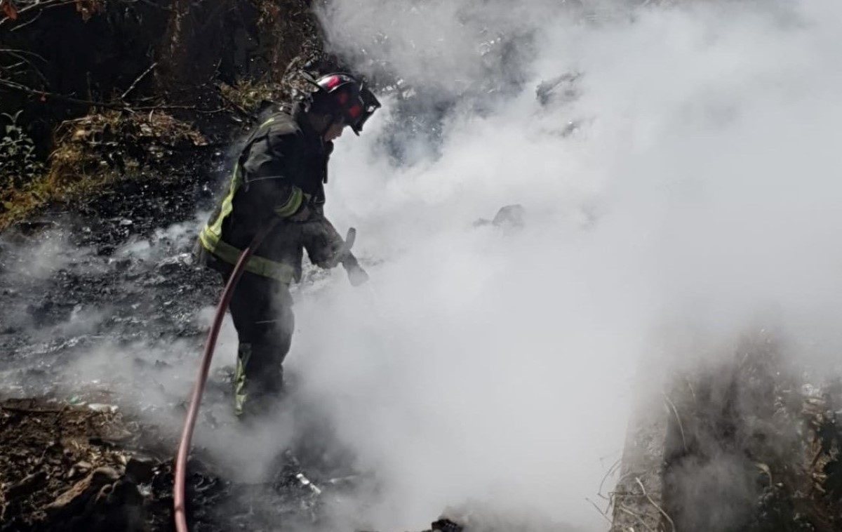 El incendio ocurrió dentro de un campo de futbol. | Twitter  @Bomberos_CDMX