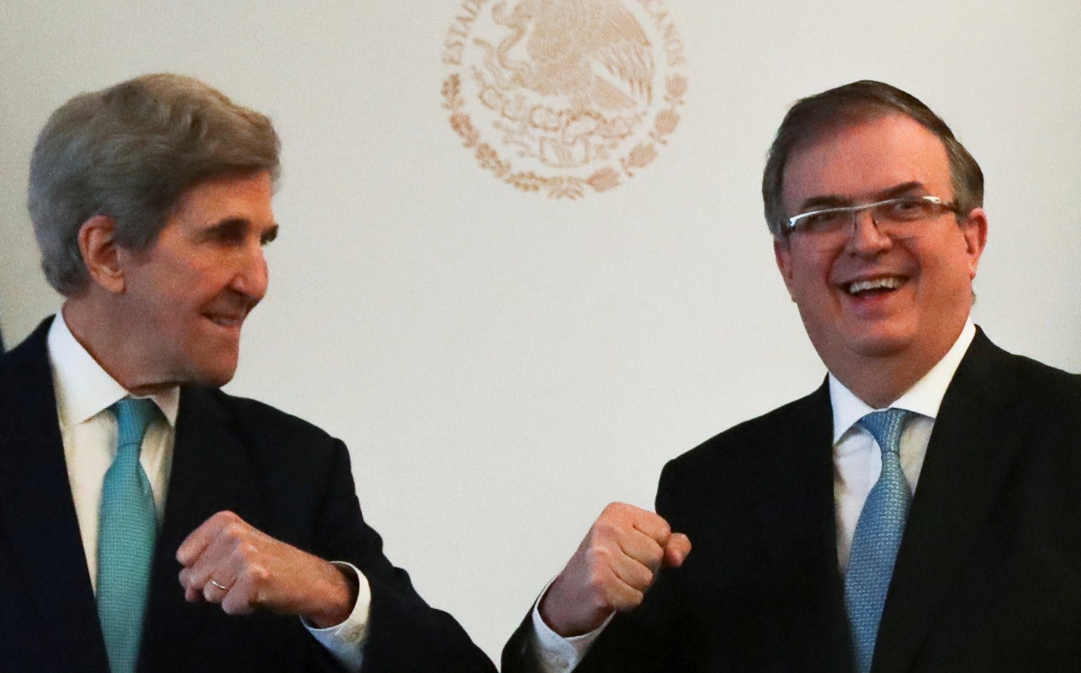John Kerry, enviado especial del clima de EU, junto al canciller Marcelo Ebrard. (Reuters)