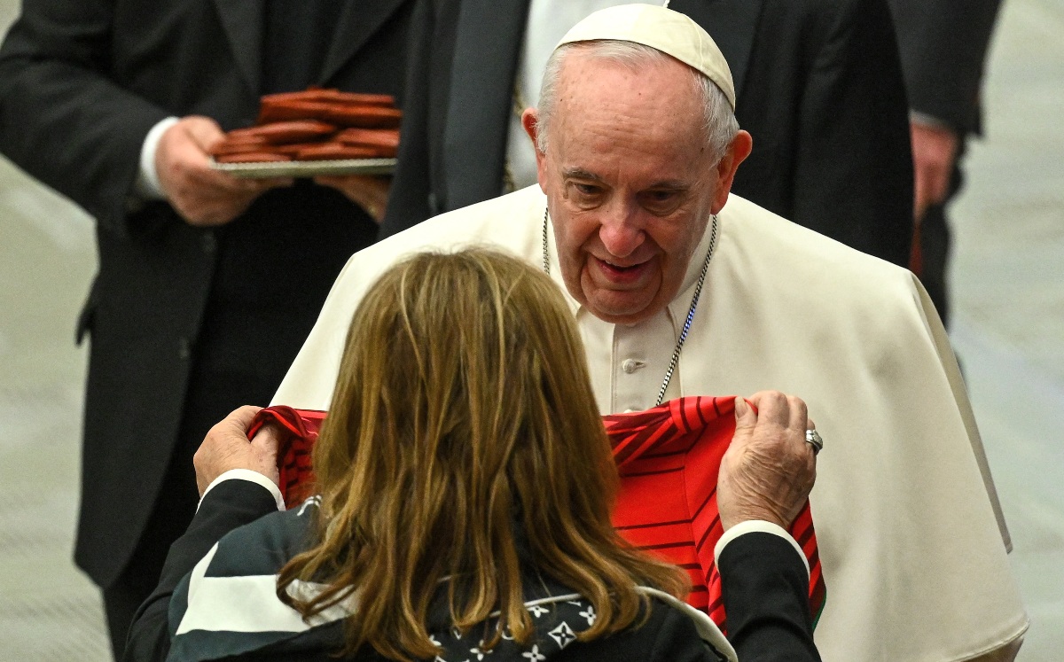 Madre de Cristiano Ronaldo le regala al papa Francisco la playera de Portugal (AFP)
